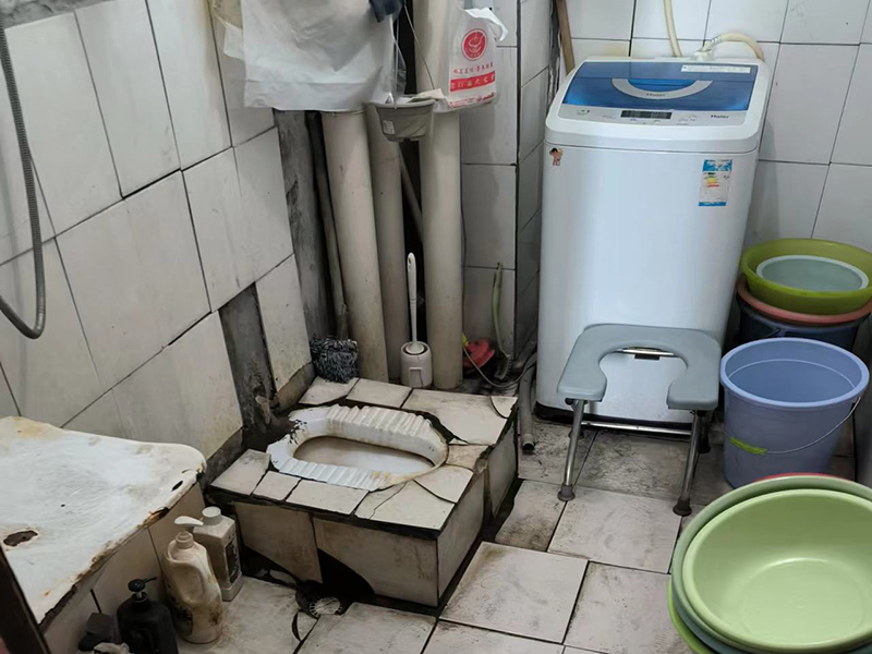  衛(wèi)生間翻新改造要點(diǎn)：蹲便改馬桶沒(méi)有地漏怎么辦