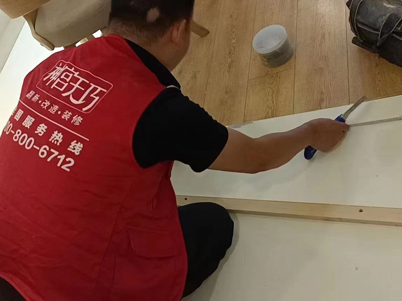 舊地板掉漆、劃痕、坑洼怎么辦？老房子地面簡(jiǎn)單翻新方法介紹(圖1)